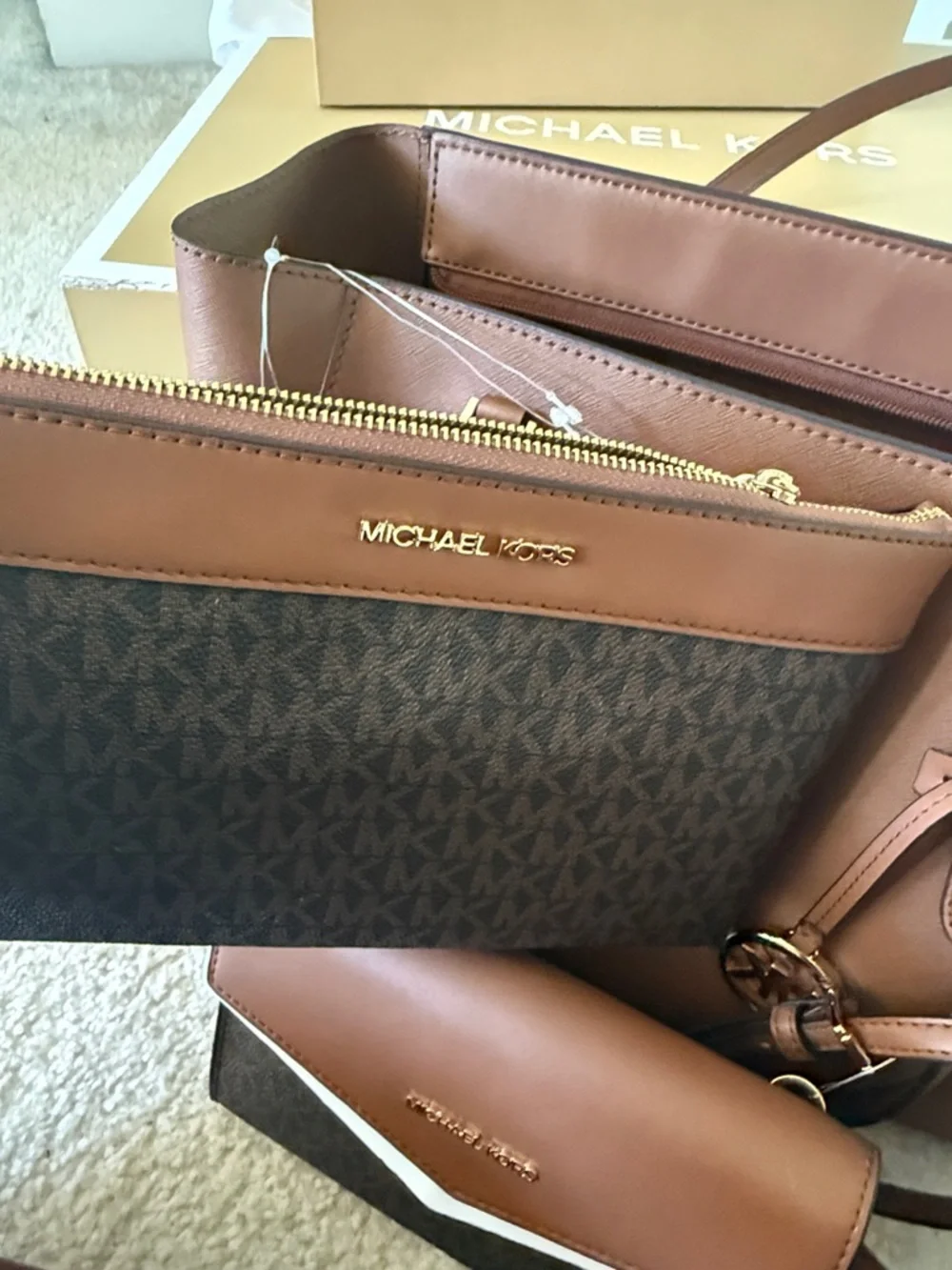 Michael Kors Totes Set Brand New Authentic 14x11
Pouches 9.5x6
Wallet 8x5 - Picture 7 of 9